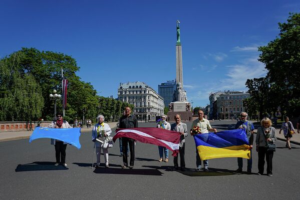 Ukraiņu biedrības pārstāvji ieradušies, lai noliktu ziedus pie Brīvības pieminekļa - Sputnik Latvija