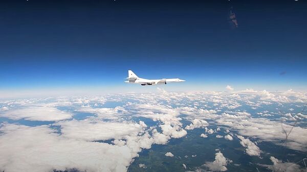 Опубликовано видео встречи над Балтикой ракетоносцев Ту-160 с истребителями НАТО - Sputnik Латвия