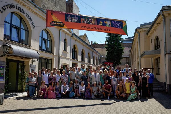  Latvijas Leļļu teātra darbinieki izgāja parādē Rīgas ielās ar lellēm – tās pirmo reizi pametušas teātra ēku - Sputnik Latvija