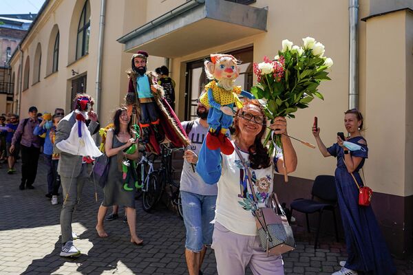 Участники труппы устроили символический прощальный парад в окрестностях театра. - Sputnik Латвия