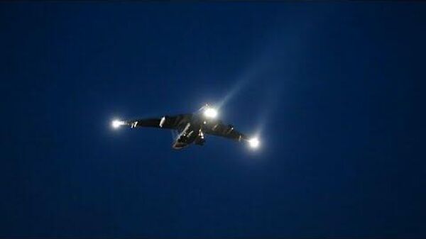 Летчики ВТА ВКС России выполняют тренировочные полеты в темноте - Sputnik Латвия