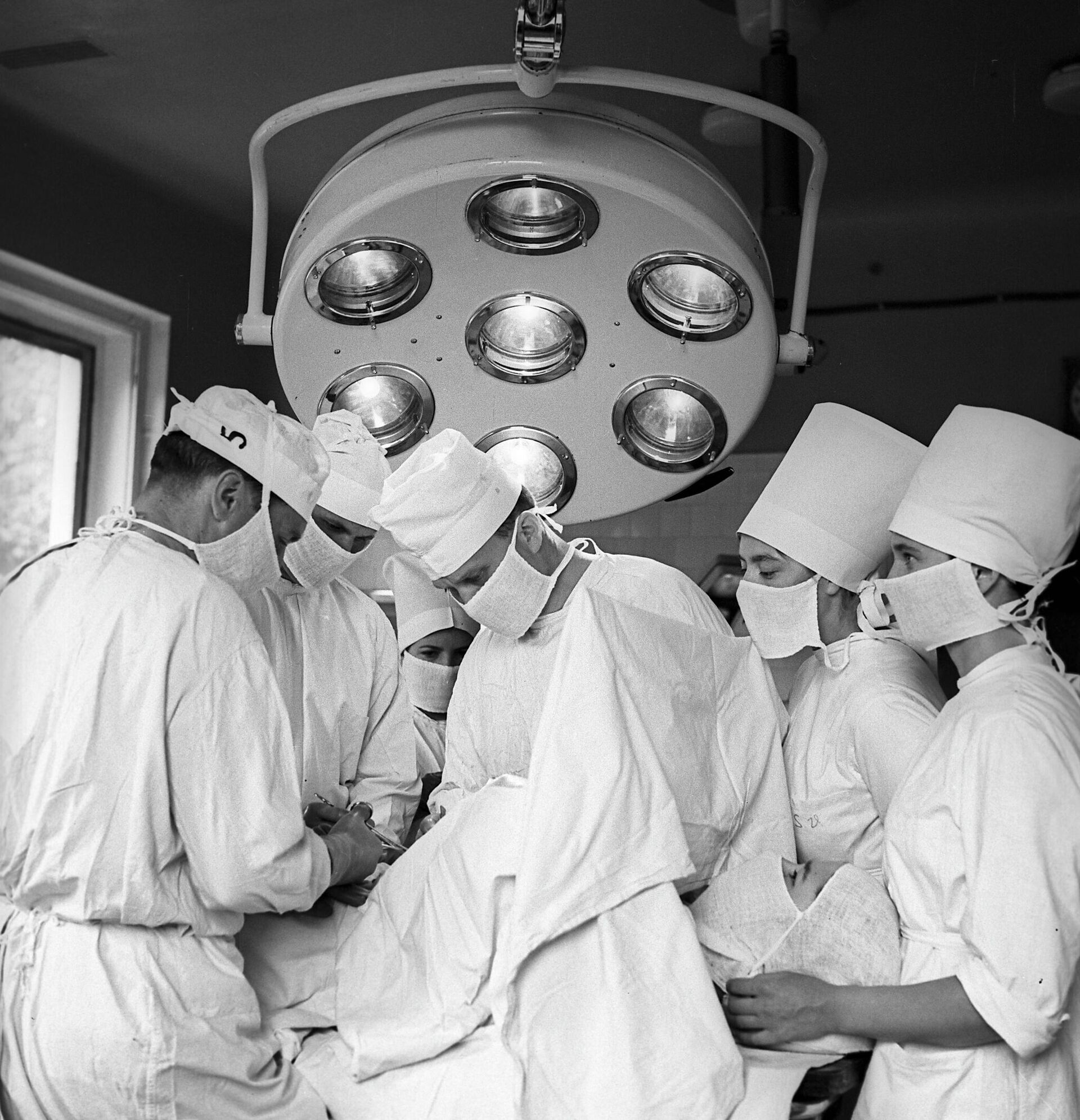 Ведущий травматолог-ортопед Виктор Константинович Калнберз во время операции - Sputnik Латвия, 1920, 20.06.2021