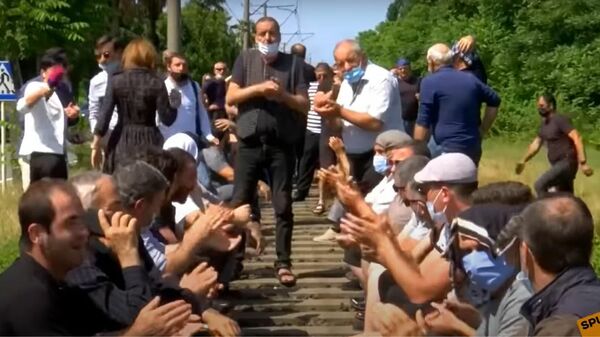 Протестующие в Грузии пытались заблокировать железную дорогу - Sputnik Латвия