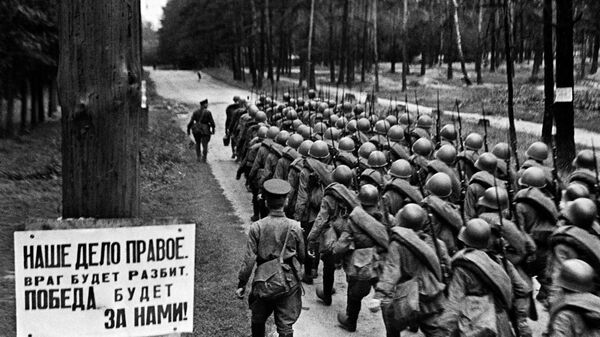 Мобилизация. Колонны бойцов движутся на фронт. Москва, 23 июня 1941 года. - Sputnik Latvija