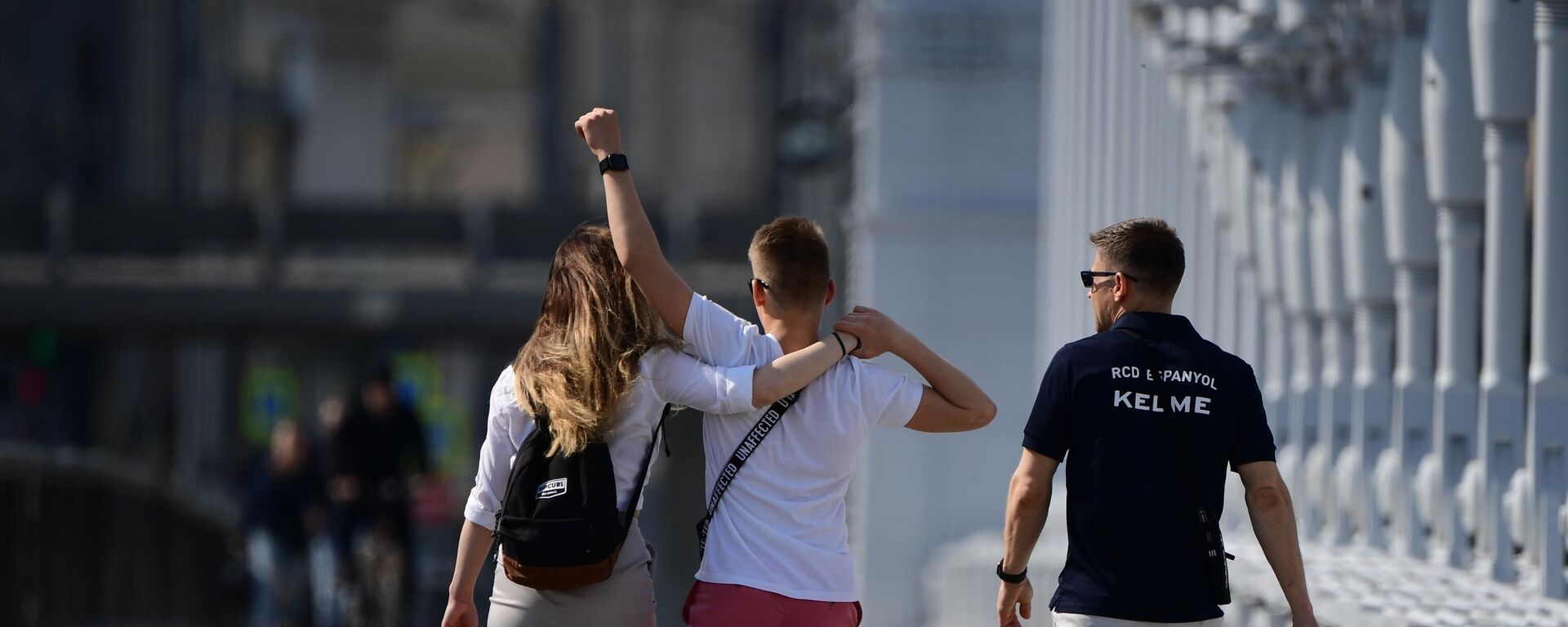 Молодые люди идут по Крымскому мосту в Москве - Sputnik Латвия, 1920, 23.09.2024