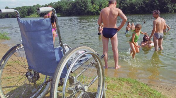 Инвалидная коляска на пляже - Sputnik Латвия