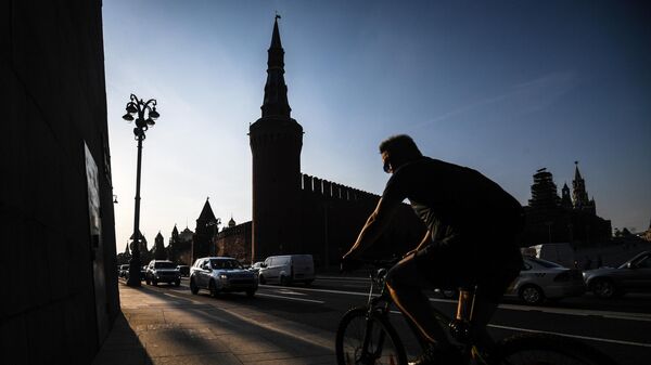 Велосипедист на фоне Московского Кремля - Sputnik Латвия