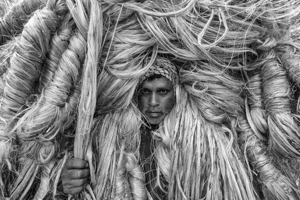 Снимок &quot;Человек золотых волокон&quot; бангладешского фотографа Azim Khan Ronnie, занявший 3-е место в категории Environmental Portrait в конкурсе 2021 The International Portrait Photographer of the Year. - Sputnik Латвия