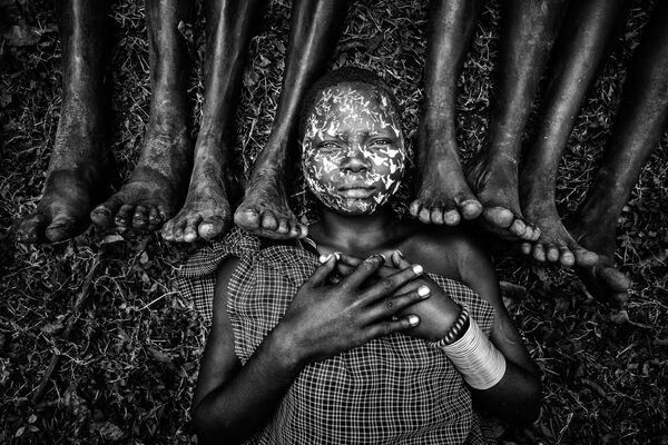 Снимок &quot;Девушка из племени сури&quot; фотографа из Мьянмы Zay Yar Lin, занявший 1-е место в категории The Family Sitting в конкурсе 2021 The International Portrait Photographer of the Year. - Sputnik Латвия