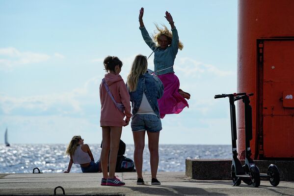 И, конечно, многие спешат сделать удачные снимки на фоне моря. - Sputnik Латвия