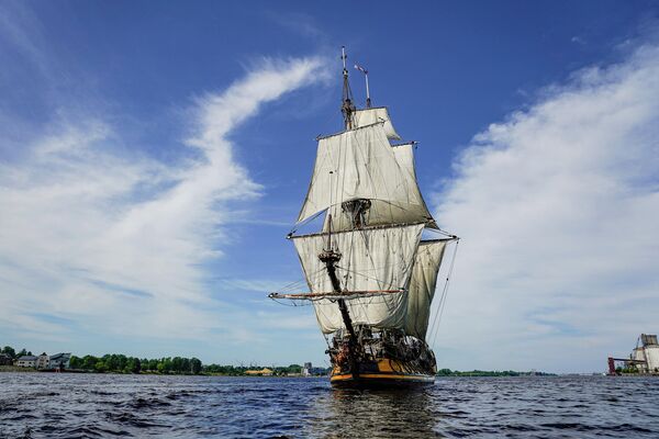  Tā ir Pētera Lielā kara kuģa precīza kopija. Tās prototips uzbūvēts 1703. gadā Sanktpēterburgas aizsardzībai - Sputnik Latvija