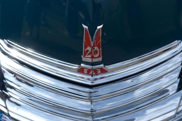 Emblēma uz automašīnas GAZ M-20 &quot;Pobeda&quot; pārsega. - Sputnik Latvija
