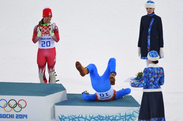 Itāļu kalnu slēpotājs Kristofs Innerhofers nokrita sacensību uzvarētāju apbalvošanas ceremnijas laikā ziemas Olimpisko spēļu laikā Sočos, 2014. gada 14. februāris - Sputnik Latvija