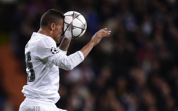 Brazīļu &quot;Real&quot; aizsargs Danilo Luiss da Silva atsit futbola bumbu 1/8 dinālā UEFA Čempionu līgā starp &quot;Real Madrid&quot; un &quot;Rome&quot; Madridē, 2016. gada 8. marts - Sputnik Latvija