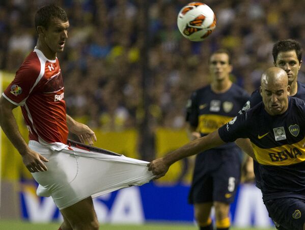 Futbola klubu &quot;Boca Juniors&quot; un &quot;Toluca&quot; sportisti mačā Buenosairesā, 2013. gada 13. februāris - Sputnik Latvija
