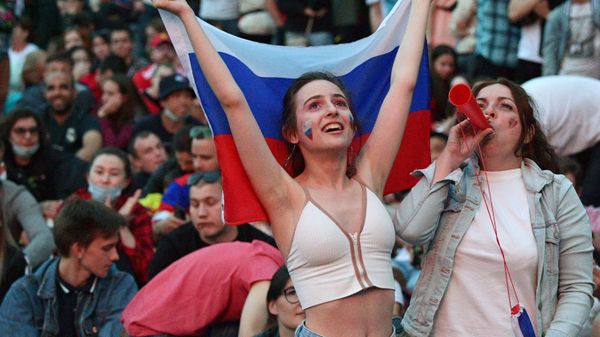 Болельщицы с российским флагом - Sputnik Латвия