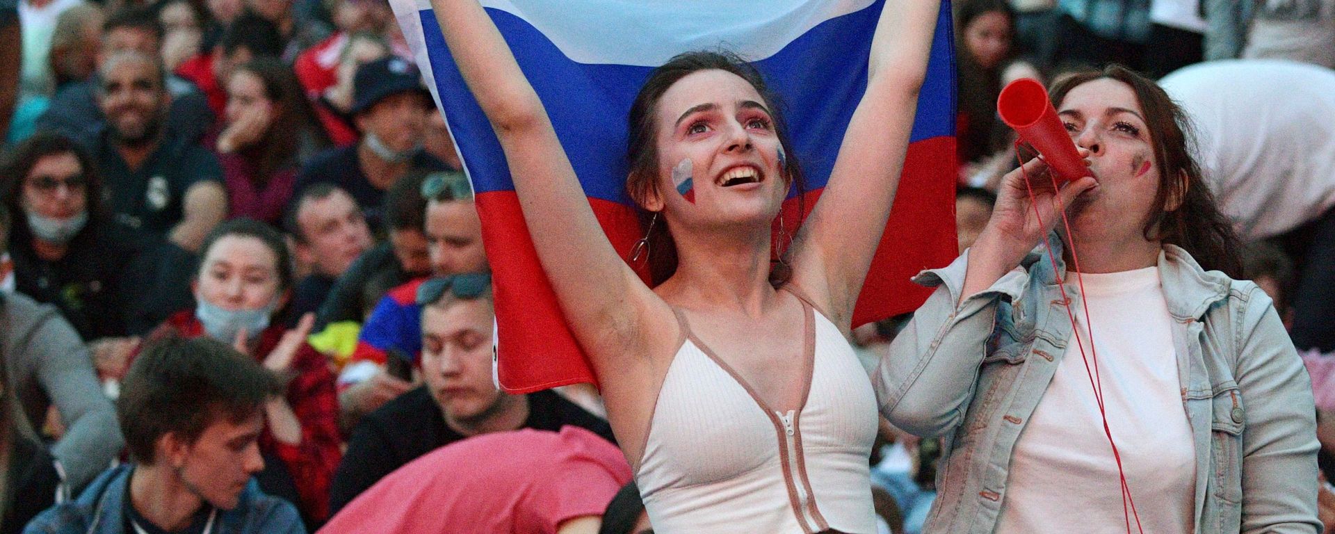 Болельщицы с российским флагом - Sputnik Латвия, 1920, 15.07.2026