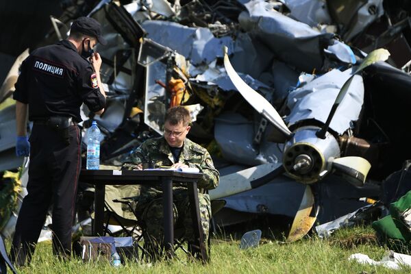  Krievijas Izmeklēšanas komitejas darbinieki lidmašīnas L-410 avārijas vietā Kemerovas apgabalā - Sputnik Latvija