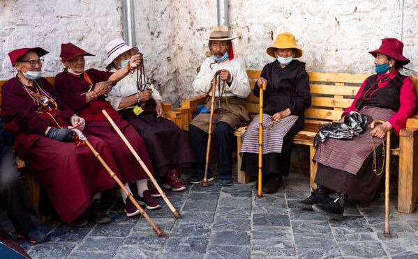  Vietējie iedzīvotāji Lhasas centrā Tibetā. Šajā ielā notiek svinīgais gājiens ap Džokanga klosteri - Sputnik Latvija