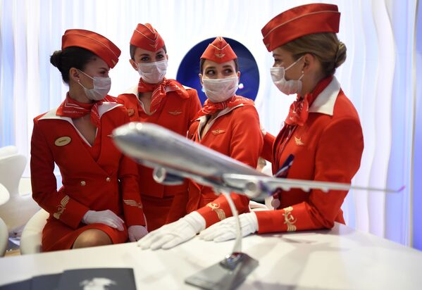  Meitenes aviokompānijas &quot;Aeroflot&quot; stendā Sanktpēterburgas starptautiskajā ekonomikas forumā  - Sputnik Latvija