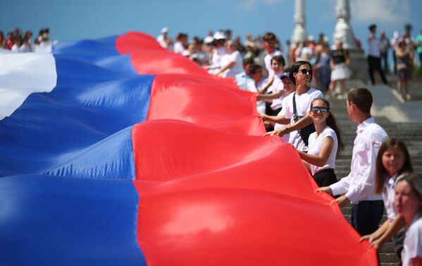  Volgogradas iedzīvotāji nes simtmetrīgu Krievijas karogu pilsētas centrā – zibakcija Krievijas dienā - Sputnik Latvija