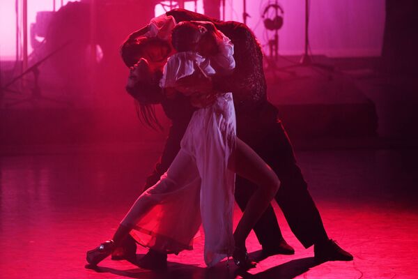  Izrāde &quot;Tango pēc saulrieta&quot; A. Čehova XV Starptautiskā teātra festivāla ietvaros - Sputnik Latvija