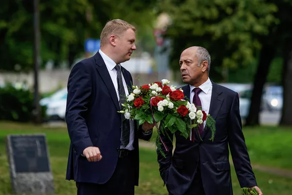 Эдвардс Смилтенс, заместитель председателя Рижской думы и экс-мэр Риги Олег Буров. - Sputnik Латвия