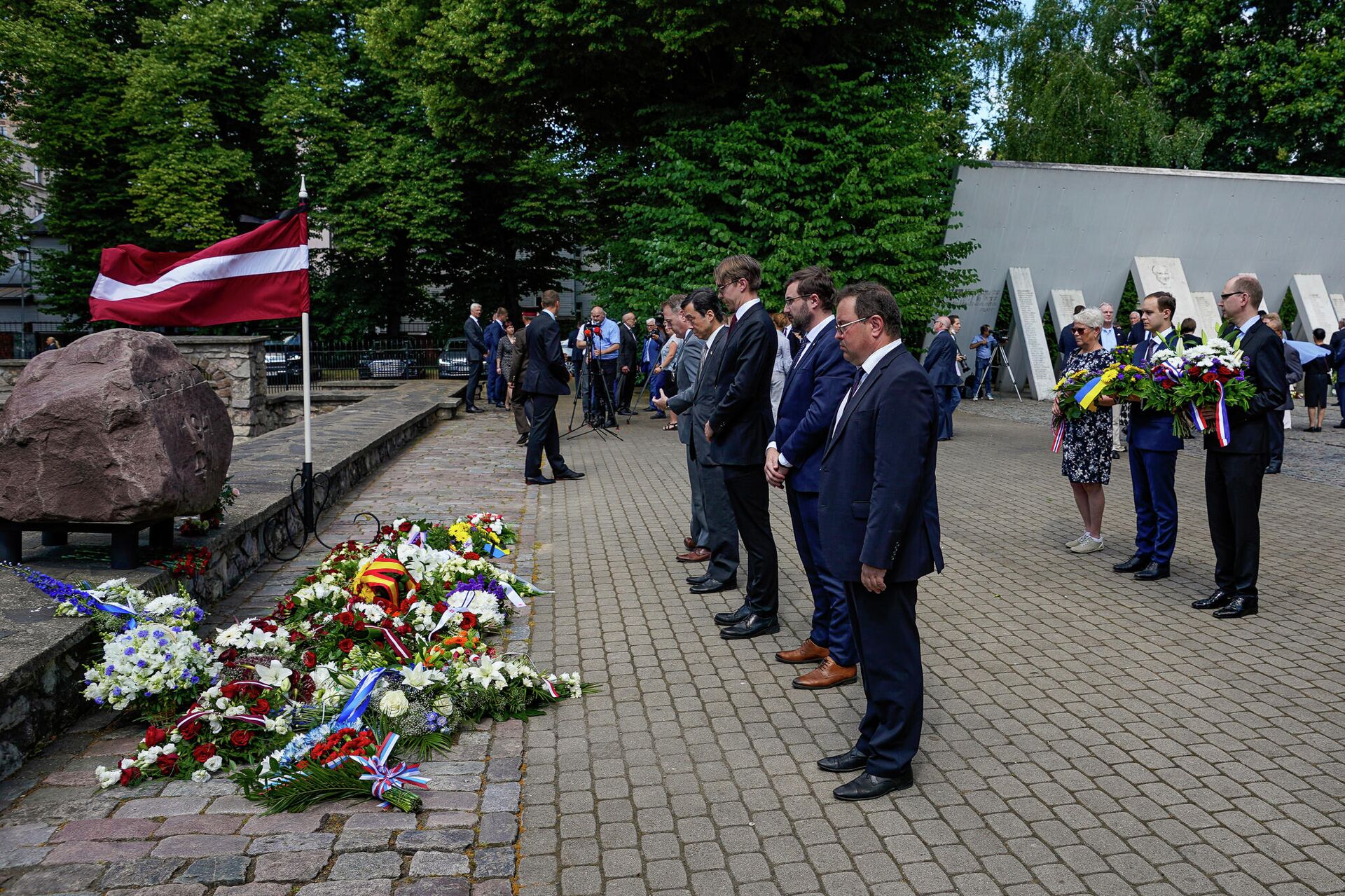 Дипломаты разных государств возложили цветы к Мемориалу рижской хоральной синагоги в День памяти геноцида еврейского народа в Латвии - Sputnik Латвия, 1920, 05.07.2021