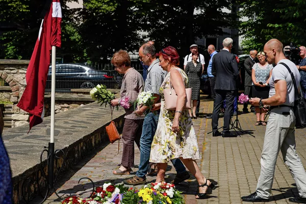 Представители Русского союза Латвии у мемориала на месте Большой хоральной синагоги. - Sputnik Латвия