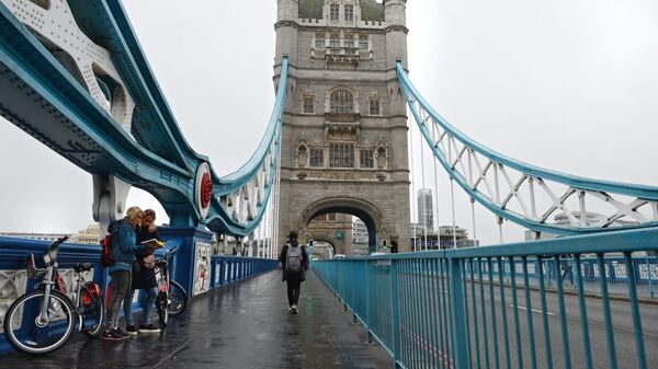 Туристы на Тауэрском мосту над Темзой в Лондоне - Sputnik Латвия
