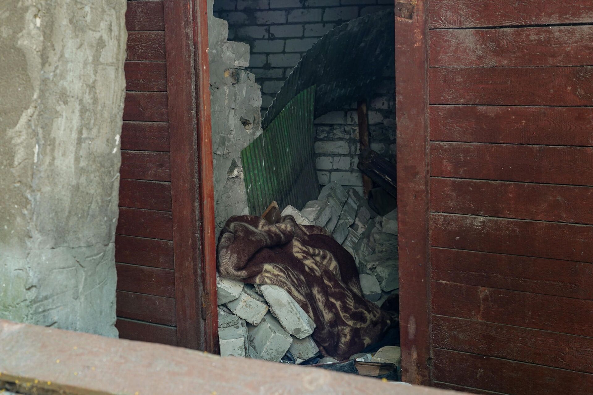 Хозпостройка на улице Матиса, где обрушившаяся стена придавила мужчину - Sputnik Латвия, 1920, 06.07.2021