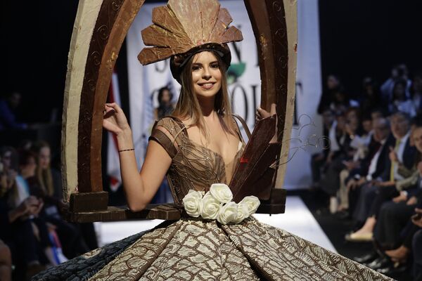 Модель в платье из шоколада на показе в рамках шоколадной ярмарки в Бейруте, 8 ноября 2018 года.  - Sputnik Латвия