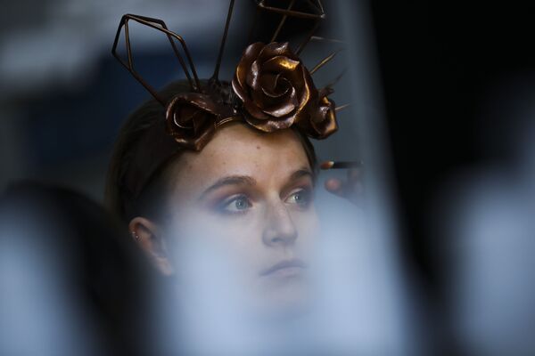 Нанесение макияжа за кулисами во время показа мод на ежегодном фестивале шоколада в Брюсселе, 14 февраля 2020 года. - Sputnik Латвия