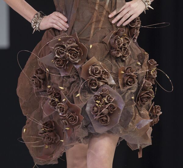 Платье из шоколада во время показа в рамках 19-й Всемирной выставки шоколада, Париж, 29 октября 2013 года. - Sputnik Латвия