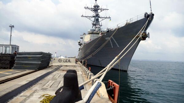 Эсминец ВМС США Росс, участвующий в первом этапе морской фазы военных учений Sea Breeze-2021, у причала в Одессе - Sputnik Latvija