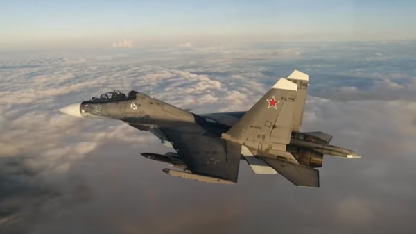 Истребители Су-30 сопроводили самолёт-разведчик Boeing P-8 Poseidon в небе над Чёрным морем - Sputnik Latvija