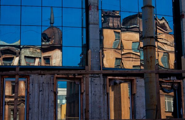  &quot;Pilsētu veidols mainās: senlaicīgu arhitektūru nomaina jaunas mājas no mūsdienīgiem materiāliem. Tas ir aizejošās un aizslīdošās pagātnes brīdis,&quot; stāsta Jeļena Kultiševa. Uzņēmumā – Sanktpēterburga - Sputnik Latvija