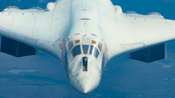Воздушная дозаправка ракетоносцев Ту-160 в ходе перелета с Чукотки в Саратовскую область  - Sputnik Latvija