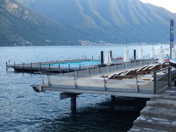 &quot;Peldošais baseins&quot; Komo ezerā Itālijā. Baseina hlorētais ūdens – ezera saldūdenī - Sputnik Latvija