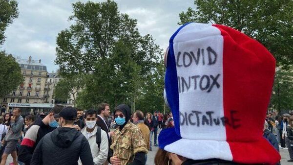 Манифестация против санитарных паспортов в Париже: полиция применила спецсредства - Sputnik Латвия