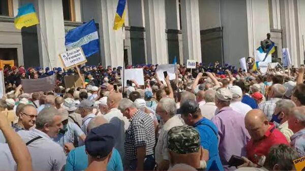 Полиция на Украине применила слезоточивый газ против пенсионеров - Sputnik Latvija