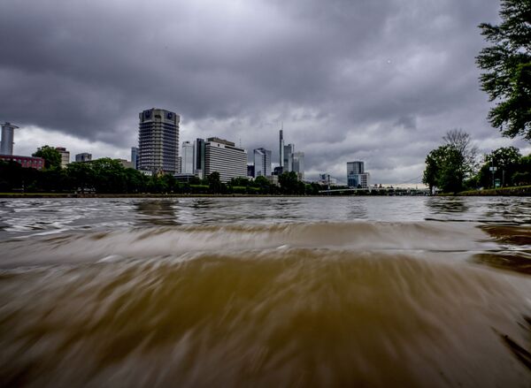 Из-за обильных дождей река Майн во Франкфурте вышла из берегов. 14 июля 2021 года. - Sputnik Латвия