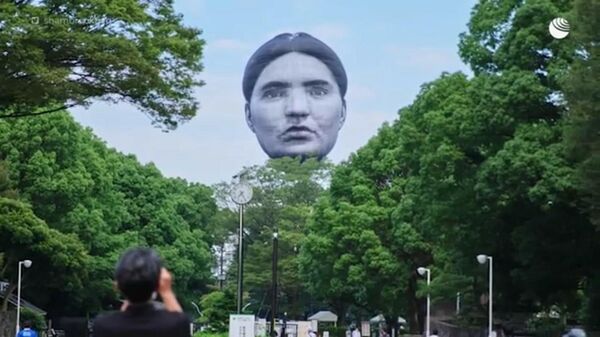 В Токио над парком запустили воздушный шар в форме гигантской человеческой головы.  - Sputnik Latvija