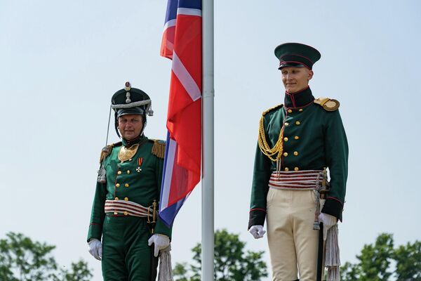 Гости могли наблюдать торжественную церемонию  поднятия крепостного флага и открытия Николаевских ворот. - Sputnik Латвия