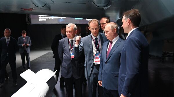Krievijas prezidents apskatīja Sukhoi jauno vieglo iznīcinātāju MAKS 2021 - Sputnik Latvija