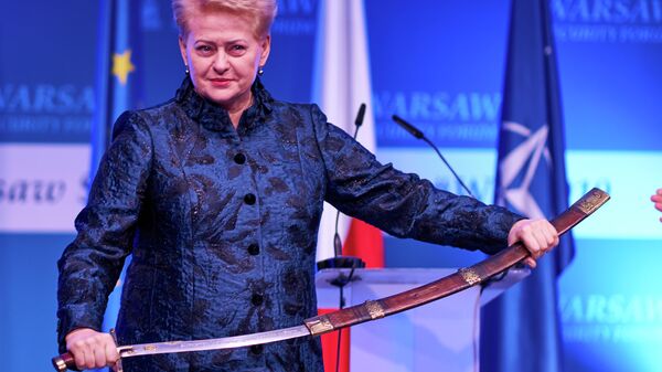 Экс-президент Литвы Даля Грибаускайте с мечом на церемонии награждения в Варшаве, архивное фото - Sputnik Латвия