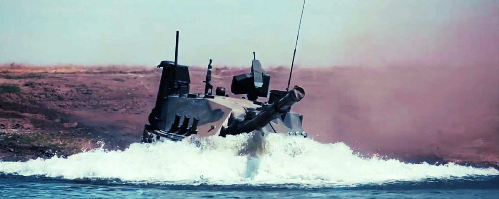 Единственный в мире легкий плавающий танк Спрут-СДМ1 во время испытаний в акватории Черного моря - Sputnik Латвия, 1920, 23.07.2021