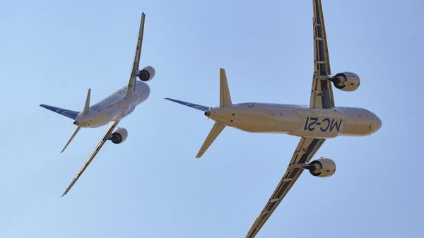 Пассажирские самолеты МС-21-300 и МС-21-310 во время выполнения летной программы на Международном авиационно-космическом салоне МАКС-2021 - Sputnik Латвия