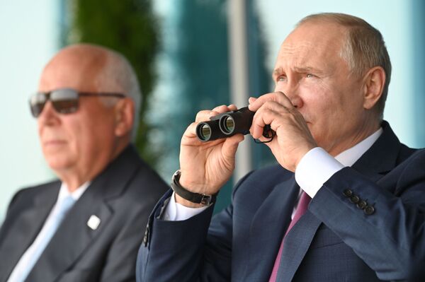 2021. gada 20. jūlijs. Krievijas prezidents Vladimirs Putins un valsts korporācijas &quot;Rosteh&quot; ģenerāldirektors Sergejs Čemezovs (no kreisās) apmeklē Starptautisko aviācijas un kosmosa salonu &quot;MAKS 2021&quot;. - Sputnik Latvija