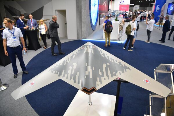 Макет БПЛА С-70 Охотник, представленный на стенде Объединенной авиастроительной корпорации выставке  Международного авиационно-космического салона МАКС-2021 - Sputnik Латвия